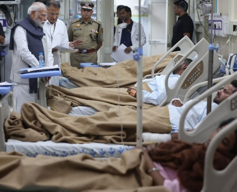 દિલ્હી વિસ્ફોટ બાદ પીએમ મોદીની માનવતાભરી દોડ,LNJP હોસ્પિટલ પહોંચીને ઘાયલોની ખબર લીધી, સાંજે CCS બેઠકમાં રાષ્ટ્રીય સુરક્ષા મુદ્દે મહત્વની ચર્ચા