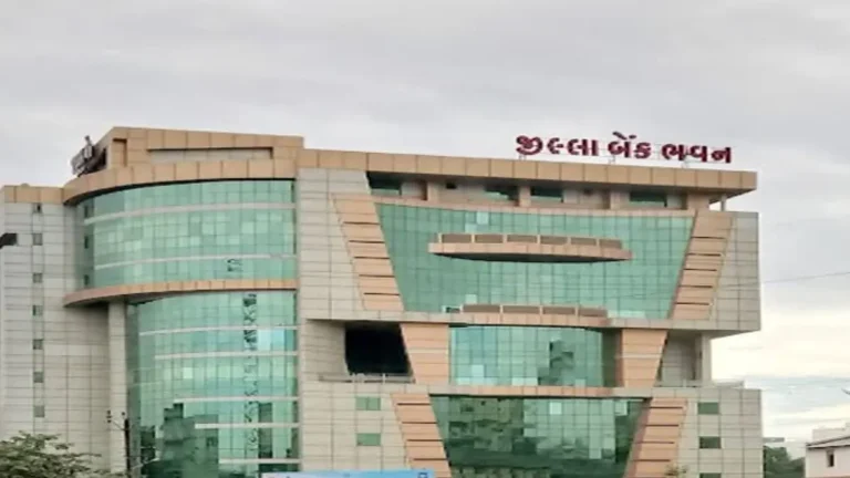 “ખેડૂતને સહારો – વિકાસનો આધાર”: રાજકોટ જિલ્લા સહકારી બેંકની નવી કૃષિ લોન યોજના સાથે ખેડૂતોમાં નવી આશા, હેક્ટર દીઠ ₹12,500 સુધીની વ્યાજમુક્ત લોન – એક વર્ષની સુવિધા સાથે સહકારના નવા યુગની શરૂઆત