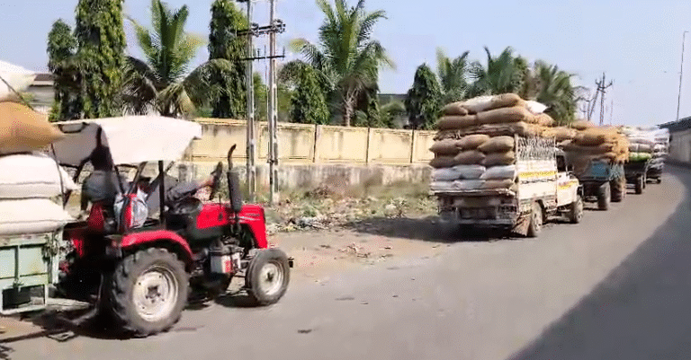 ધોરાજીમાં મગફળી ખરીદી કેન્દ્ર પર મોડું કામ, મજૂરોની જૂથ અથડામણથી ખરીદી ઠપ—ખેડૂતોની 36 કલાકની વેઈટીંગ સાથે ઠંડીમાં રાતો જાગૃત