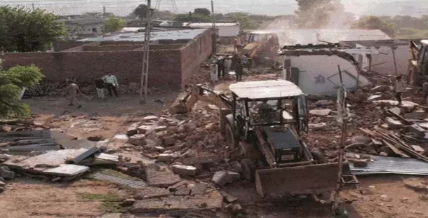 ગાંધીનગરમાં મેગા ડિમોલિશન ડ્રાઇવઃ પેથાપુરથી લઈને 1 થી 30 સેક્ટર સુધી 1400 ગેરકાયદેસર દબાણો પર બુલડોઝર ફેરવાયા, ધાર્મિક તથા વ્યાવસાયિક બંને પ્રકારના ગેરકાયદે બાંધકામો જમીનદોસ્ત