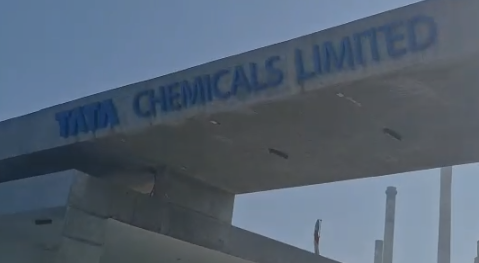 મીઠાપુર ટાટા કેમિકલ્સના પ્રદૂષણ વિવાદે ફરી ઉગ્ર સ્વરૂપ ધારણ કર્યુ.