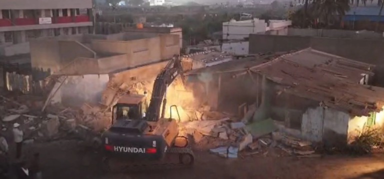 કંડલા પોર્ટ આસપાસ ગેરકાયદે દબાણોને દૂર કરવા તંત્રનો મોટો સપાટો.