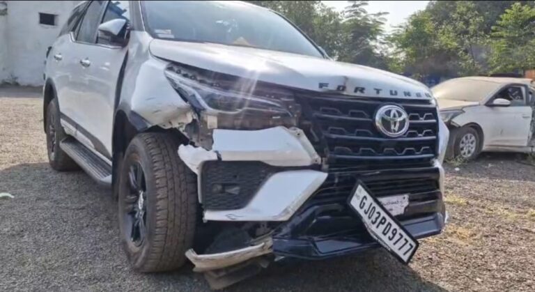 જેતપુરના બળદેવધાર પાસે લક્ઝરી કાર ચાલકનો બેફામ નશો.