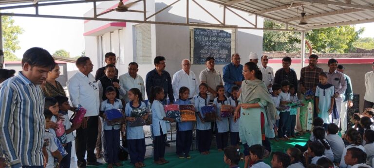 મસાલી પ્રાથમિક શાળામાં અમર જ્યોત એજ્યુકેશન ટ્રસ્ટ અને રોટરી ક્લબ દ્વારા સ્વેટર વિતરણ, ગ્રામ્ય વિદ્યાર્થીઓમાં આનંદની લહેર