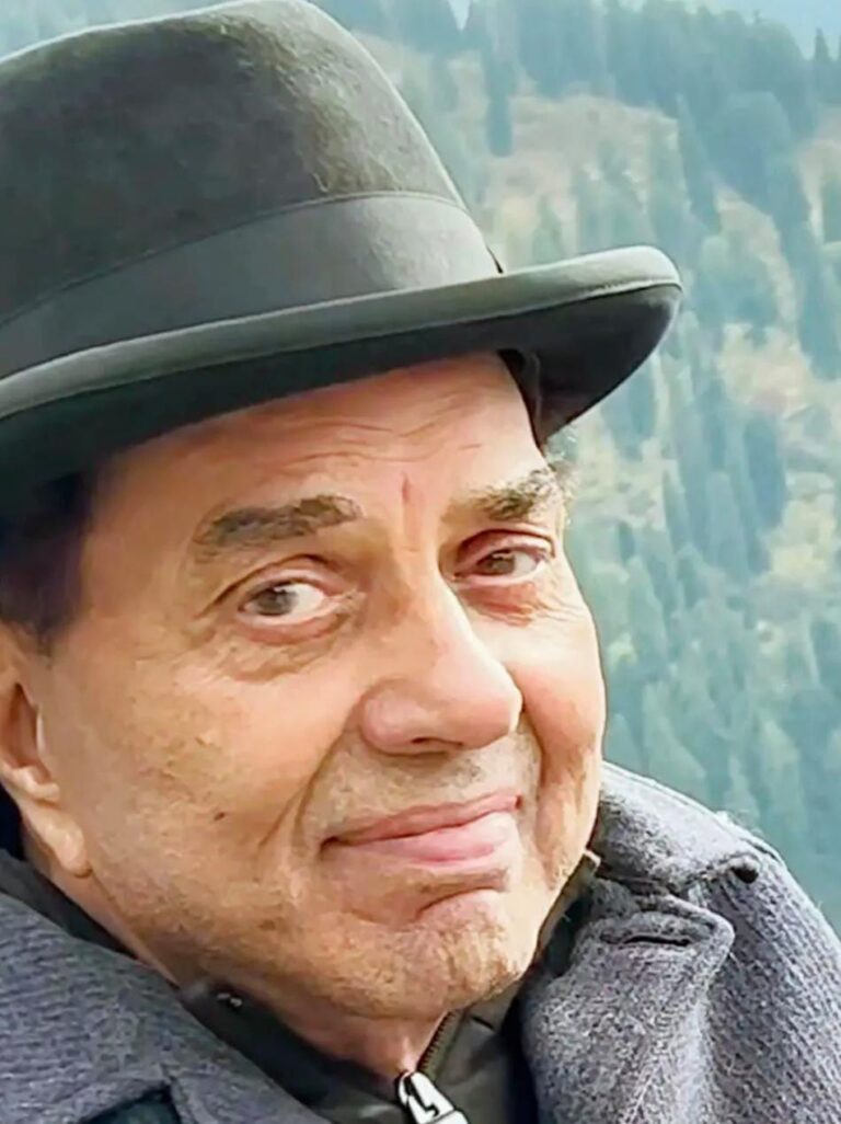 ર્મેન્દ્રની ૯૦મી જન્મતિથિ પર પરિવારની આંખે આંસુ લાવતી શ્રદ્ધાંજલિ — હેમા માલિનીથી લઈને સની–બૉબી સુધી સૌએ યાદ કર્યા ‘હી-મૅન’ને.