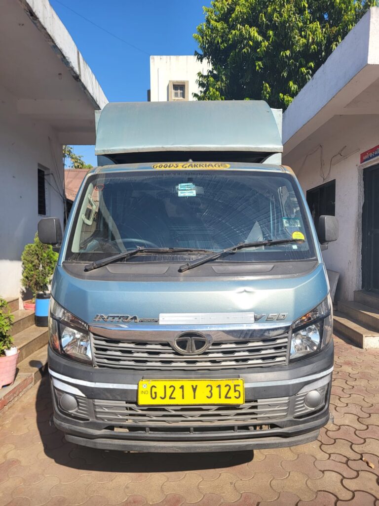 પલસાણા પોલીસની મોટીઁ કામગીરી: મીઢોંળા પોલીસ ચેકપોસ્ટ નજીકથી ટેમ્પોમાં લઇ જવાતો વિદેશી દારૂનો જથ્થો ઝડપાયો.