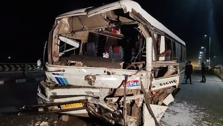 જેતલસર ચોકડી પાસે ખાનગી મીની બસ અને બંધ ટ્રક વચ્ચે ભયાનક અકસ્માત.