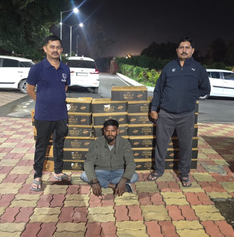 બુટલેગરોને લાગ્યો મોટો ઝટકો! પલસાણામાં પોલીસના દરોડામાં રૂ. ૨.૯૪ લાખનો વિદેશી દારૂ ઝડપાયો, મુખ્ય આરોપી ફરાર