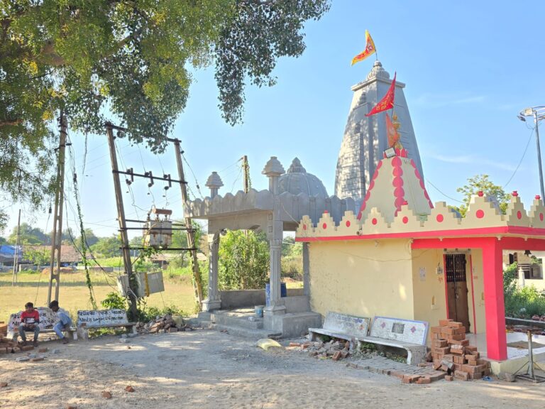 ઉમરપુર ગામે ભાથીજી મંદિર પાસે નમી ગયેલી વીજ ડીપી બન્યું જોખમનું કારણ અકસ્માતના ભયે ગ્રામજનોમાં ચિંતા, સરપંચની રજૂઆત છતાં MGVCLની કામગીરીમાં વિલંબ.