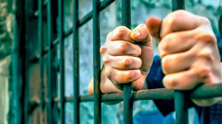 સૉફ્ટ ડ્રિન્કમાં નશીલી દવા ભેળવી ટીનેજર છોકરીઓ પર બળાત્કાર અને બ્લૅકમેઇલિંગનો સિલસિલો માત્ર ૬ કલાકમાં કુરાર પોલીસની ઝડપી કાર્યવાહી, વિરારથી રીઢા ગુનેગાર ઝડપાયો.