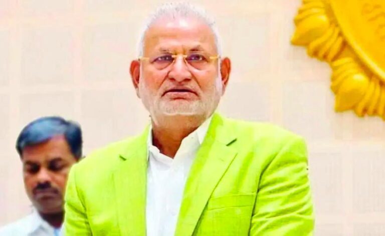 ગરીબ ખેડૂતો માટેના ફ્લૅટ પચાવી પાડનારા મિનિસ્ટરને આખરે રાજીનામું આપવું પડ્યું.