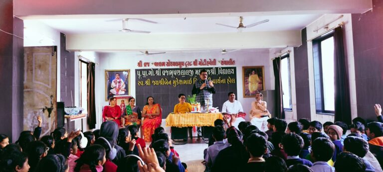 પશ્ચિમી સંસ્કૃતિના અંધ અનુકરણ વચ્ચે સનાતન સંસ્કૃતિનો સંદેશ જામનગરમાં તુલસી દિવસ નિમિત્તે વિદ્યાર્થીઓના હસ્તે પૂજન યોજાયું