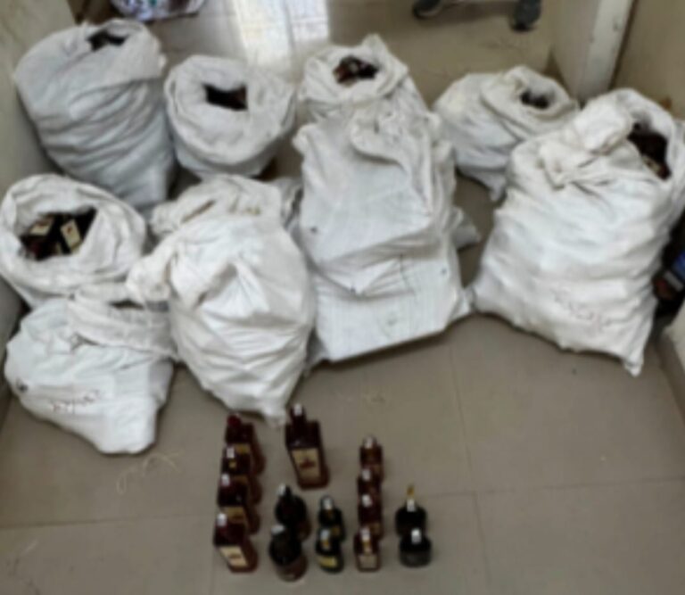 ટ્રેક્ટર–થ્રેસરના ગુપ્તખાનામાંથી વિદેશી દારૂનો મોટો જથ્થો ઝડપાયો.