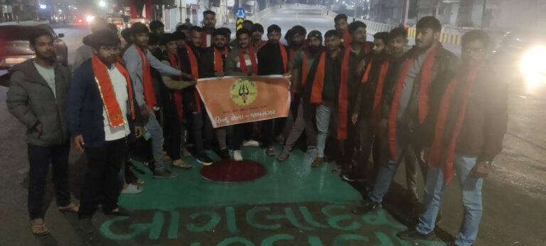 બાંગ્લાદેશમાં હિન્દુઓ પર અત્યાચારના વિરોધમાં જામનગરમાં હિન્દુ સેનાનું પ્રદર્શન સુભાષચંદ્ર બોઝની પ્રતિમા પાસે વિરોધ પ્રદર્શન