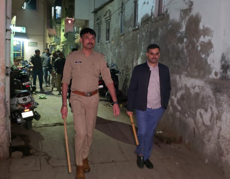 જામનગરમાં દરબારગઢ નાકા બહારના સંવેદનશીલ વિસ્તારો સીલ, સિટી-એ ડિવિઝન અને એલસીબીની રાઉન્ડ ધ ક્લોક ફૂટ પેટ્રોલિંગ