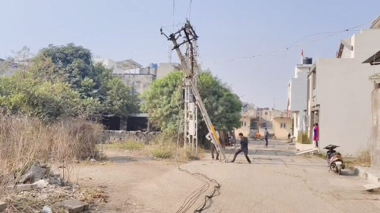 જેતપુરના વેકરીયા નગરમાં સ્કૂલ બસની ટક્કરથી પાંચ વિજપોલ ધરાશયી