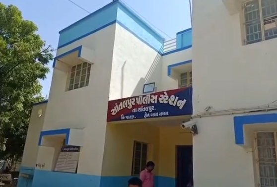 પાટણમાં રેતીની આડમાં દારૂ હેરાફેરીનો પર્દાફાશ.