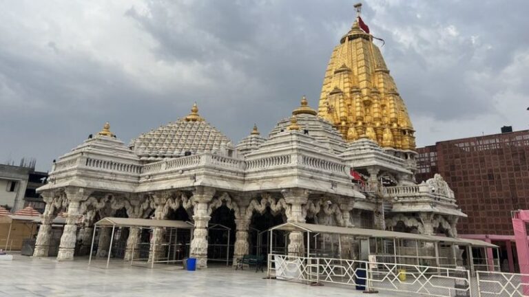 અંબાજી મંદિર ટ્રસ્ટનો મહત્વનો નિર્ણય: હવે શિખર પર 5 મીટરથી લાંબી ધજા નહીં, 1 જાન્યુઆરી 2026થી નવા નિયમો અમલમાં