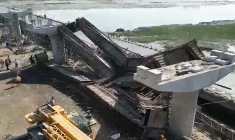 વલસાડમાં 42 કરોડના બ્રિજ નિર્માણ દરમિયાન પાલણ તૂટતાં મોટું અકસ્માત.