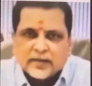 ચલણી નોટોના બંડલ સાથે બેસેલો ધારાસભ્ય કોણ?