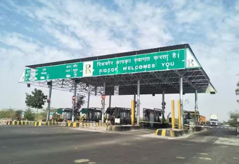 ખખડધજ નેશનલ હાઈવે છતાં ટોલટેક્સની લૂંટ: પાંચ વર્ષમાં ગુજરાતના વાહનચાલકો પાસેથી 8,702 કરોડ વસૂલાયા