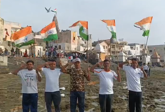 “દેવભૂમિ દ્વારકામાં ૭૭માં પ્રજાસત્તાક પર્વની અનોખી ઉજવણી: ગોમતી નદીમાં ભડકેશ્વર યોગ ગ્રુપ દ્વારા ધ્વજવંદન, નવી પેઢીને દેશભક્તિનો સંદેશ”