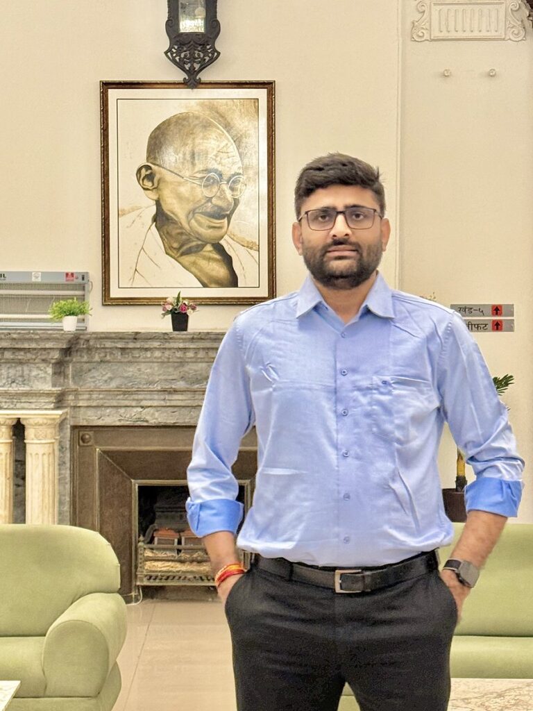 ખેડૂત સન્માન મંચ પર જૂતું ઉછળ્યું! માળિયા હાટીનાના ગડુમાં ગોપાલ ઈટાલિયા પર હુમલાનો પ્રયાસ—એક ઝાટકે રાજકીય માહોલ ગરમાયો