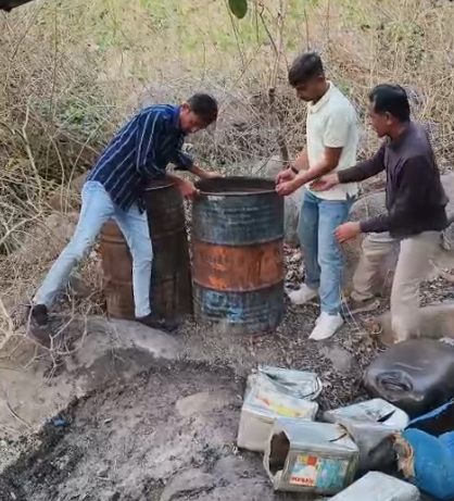 બરડા ડુંગરની કાંટાળી ઝાળીમાં દારૂનો ધંધો!
