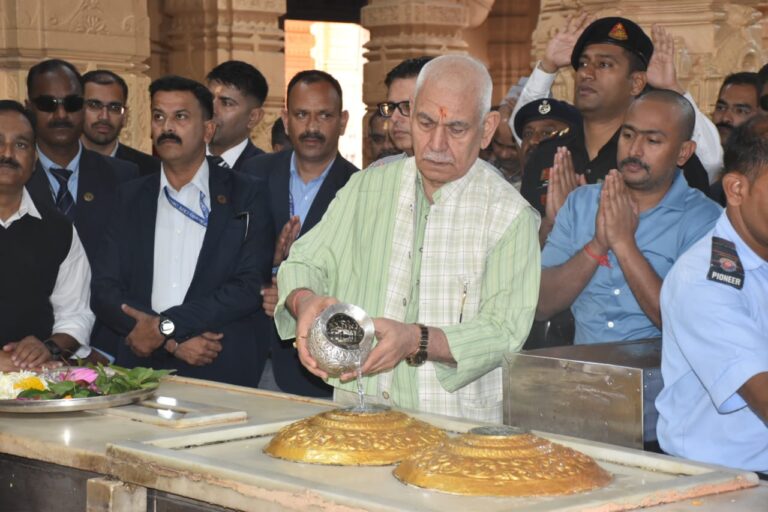 દ્વાદશ જ્યોતિર્લિંગોમાં પ્રથમ એવા સોમનાથ મહાદેવ સમક્ષ જમ્મુ-કાશ્મીરના ઉપરાજ્યપાલ મનોજ સિંહાએ શીશ ઝૂકાવ્યું.