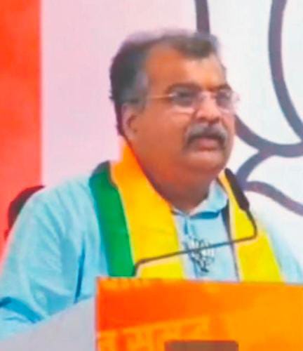 લખેલું ભૂંસી શકાય, પણ લોકોનાં મન પર કોતરાયેલું નામ કદી ભૂંસી શકાતું નથી: લાતુરમાં વિલાસરાવ દેશમુખ અંગેના નિવેદનથી ઊભેલો રાજકીય અને ભાવનાત્મક તોફાન