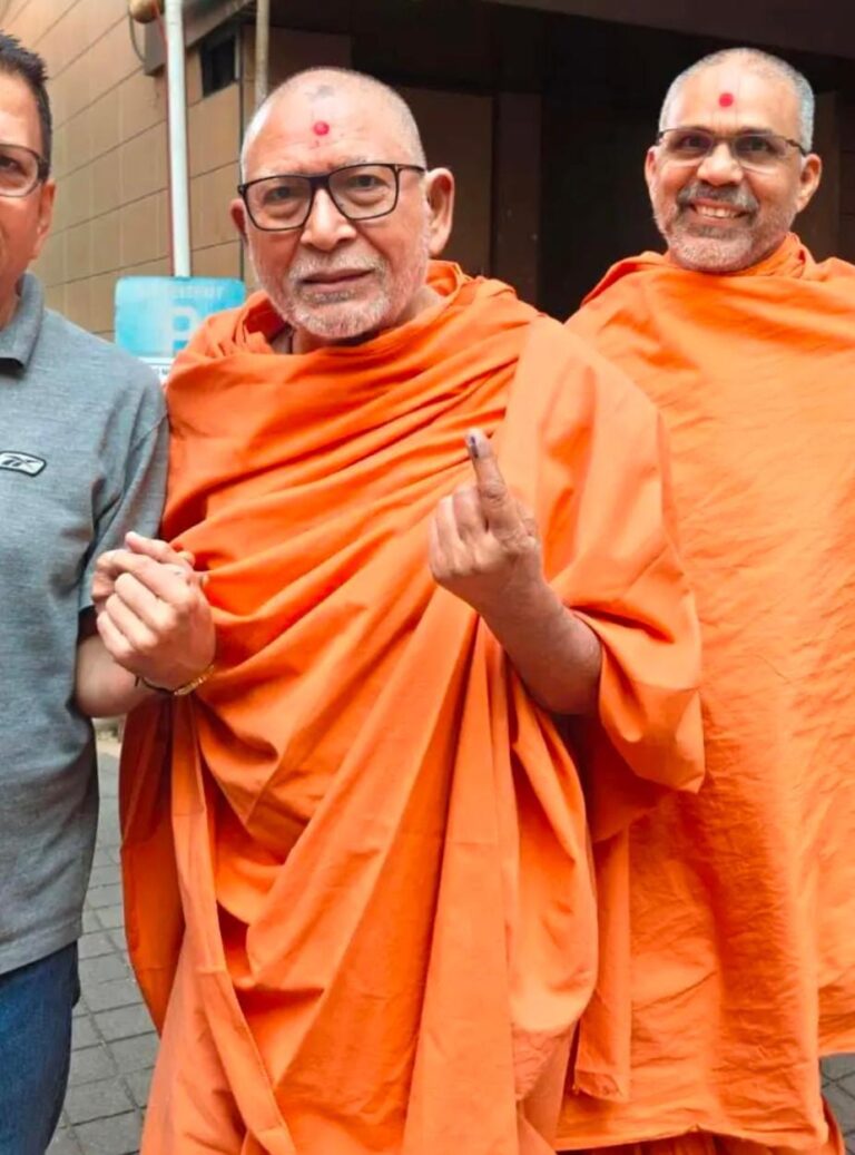 BMC Election 2026: દાદર BAPS સ્વામિનારાયણ મંદિરના સંતોએ મતદાન દ્વારા લોકશાહી પ્રેરણા આપી, હરિભક્તોમાં ઉત્સાહ ફેલાયો