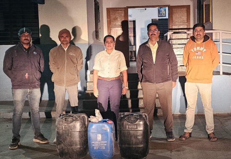 બાવળની ઝાળીમાં છુપાયેલો ઝેરનો ધંધો!