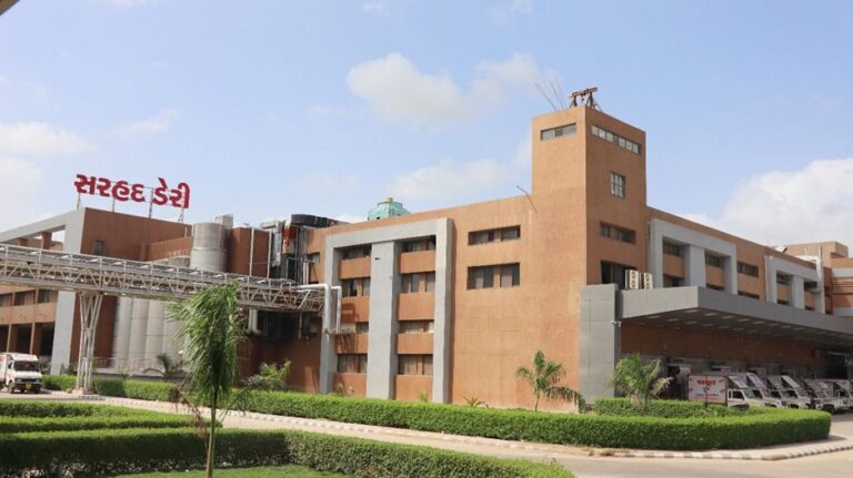 કચ્છની સરહદ ડેરી બની ‘વ્હાઇટ રેવોલ્યુશન 2.0’નું પ્રતીક: ભારતનો પ્રથમ કેમલ મિલ્ક પ્રોસેસિંગ પ્લાન્ટ, ઊંટડીના દૂધથી બનેલી અનોખી ‘રાજભોગ આઈસક્રીમ’ અને 80 હજાર પશુપાલકોની આર્થિક કાયાપલટ