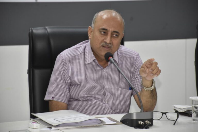 પ્રશાસન તમારી સામે, ફરિયાદોનું તરત નિવારણ  જામનગરમાં કલેક્ટર કેતન ઠક્કરના અધ્યક્ષ સ્થાને સ્વાગત કાર્યક્રમમાં ૧૦માંથી ૭ અરજીઓનો સ્થળ પર ઉકેલ