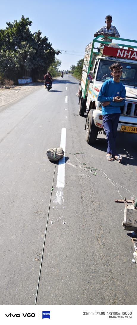 મૃત્યુના પટ્ટા પર દોડતા વાહનો! થર્મોપ્લાસ્ટિક લાઈનના અભાવે અકસ્માતોનું હોટસ્પોટ બન્યા ભાણવડના માર્ગો; ભાણવડ પોલીસની તાત્કાલિક રજૂઆત બાદ તંત્ર હરકતમાં.