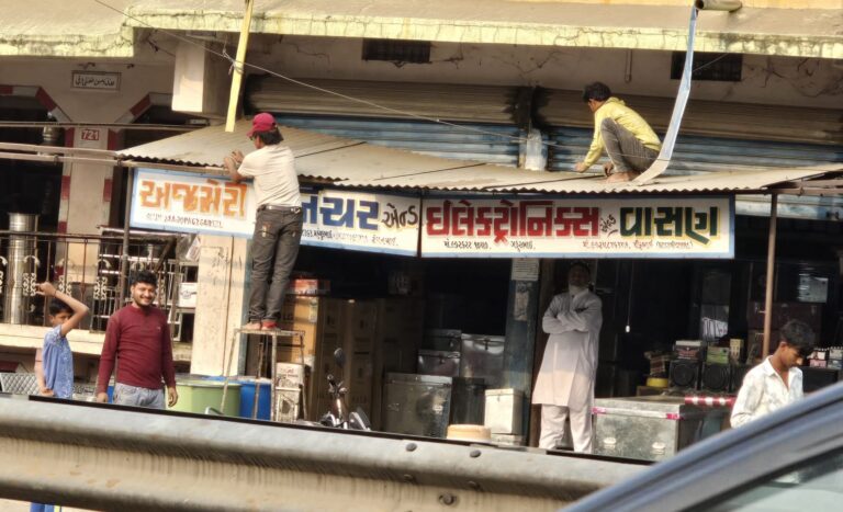 હાલોલ–શામળાજી હાઈવે પર બુલડોઝરની ગુંજ: શહેરા નગરમાં 200થી વધુ બિનઅધિકૃત દબાણો હટાવવાની મોટી કાર્યવાહી