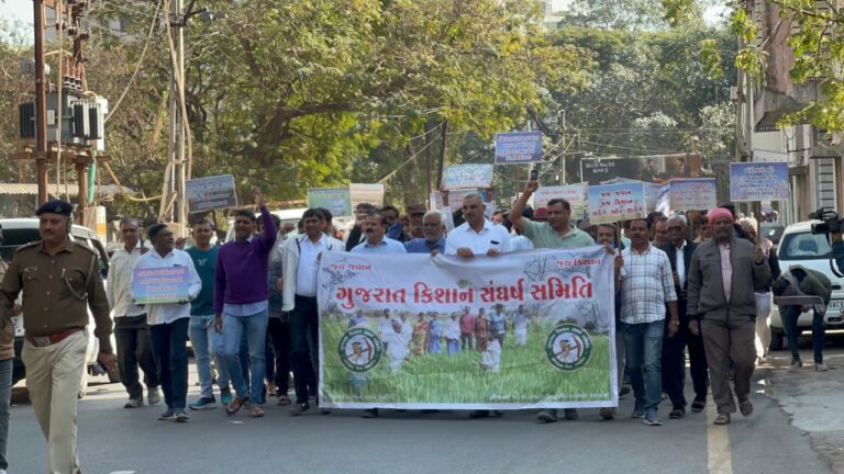 વીજ ટાવર લાઇનના નામે ખેડૂતોના હક્કોનું હરણફેરઃ લાઇસન્સથી વળતર સુધી કાયદાનો ભંગ કેમ? જામનગર જિલ્લામાં ખાનગી વીજ કંપનીઓ સામે ગુજરાત કિસાન સંઘર્ષ સમિતિનો ગંભીર આરોપ