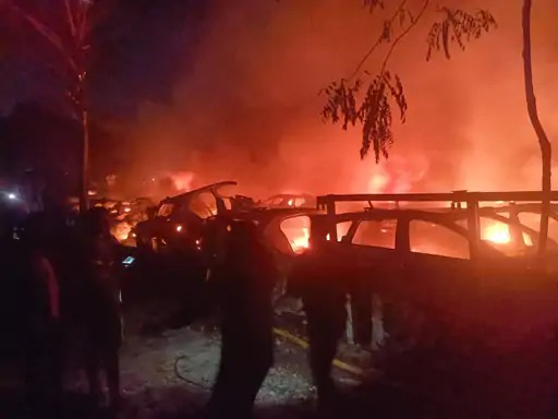 કામરેજ ટોલ પ્લાઝા પાસે ભીષણ આગનો તાંડવઃ વાહન પાર્ટ્સના કબાડી ગોડાઉનમાં શોર્ટસર્કિટ કે અન્ય કારણ? 15થી વધુ કાર અને લાખો રૂપિયાનું માલ ભસ્મીભૂત, ફાયર ટીમોની સમયસર કાર્યવાહીથી મોટી દુર્ઘટના ટળી