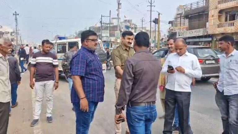 શહેરા નગરમાં હાઇવે પર દબાણો પર બુલડોઝર,  હાલોલ–શામળાજી હાઇવે કિનારે ફૂટપાથ અને દુકાનના ઓટલાઓ પર કાર્યવાહી