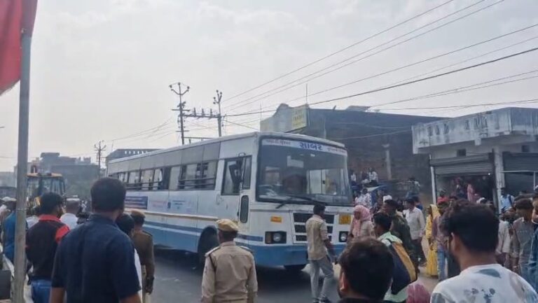 શહેરાના અણીયાદ ચોકડી નજીક દબાણ દૂર કરવાની કામગીરી દરમિયાન ગંભીર અકસ્માત: ડમ્પરની બ્રેક ફેઈલ થતાં અલ્ટો કાર એસ.ટી. બસમાં ઘૂસી, બે વ્યક્તિઓનો સદનસીબે આબાદ બચાવ