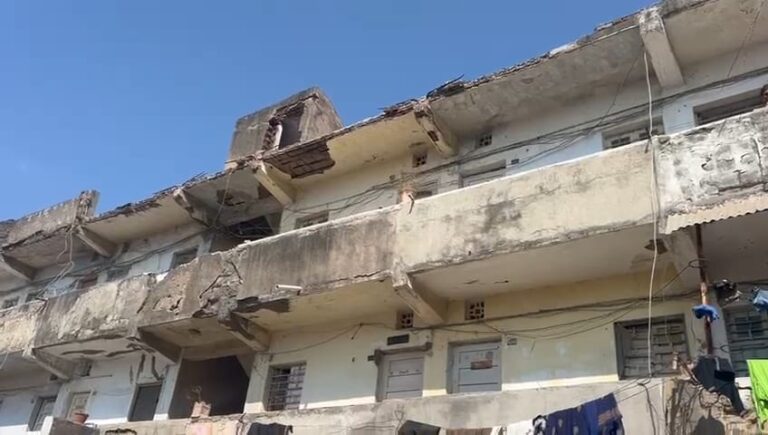 જામનગરમાં જર્જરીત ઇમારતો મોતને આમંત્રણ  મરછરનગરની વર્ષો જુની હાઉસિંગ બોર્ડ સોસાયટીનો ભાગ ધરાશાયી