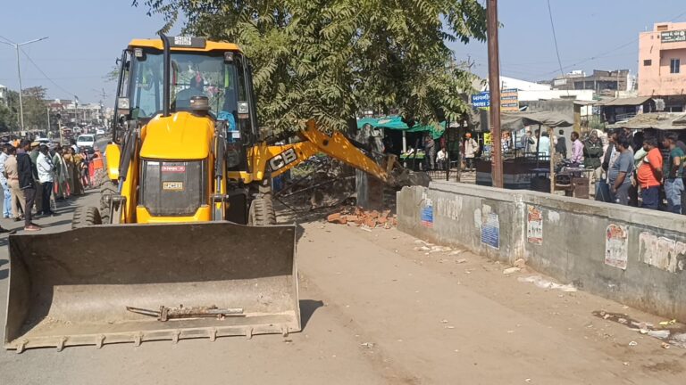 શહેરામાં દબાણો સામે કડક કાર્યવાહી: બીજા દિવસે પણ બસ સ્ટેશનથી વાઘજીપુર ચોકડી સુધી હાઈવે અડીને આવેલા 50થી વધુ કાચા-પાકા દબાણો દૂર