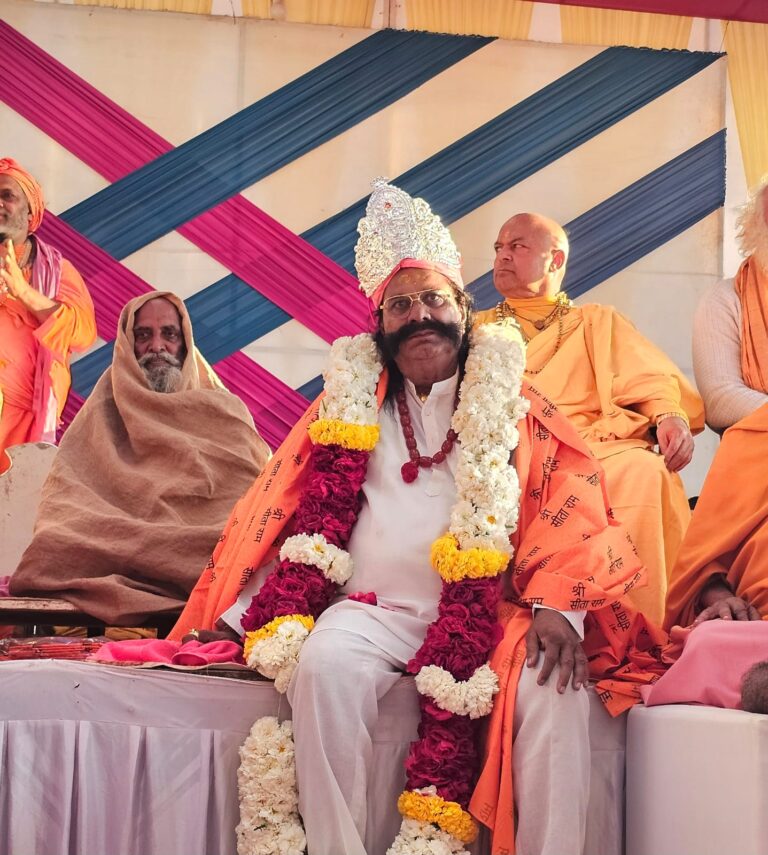 અયોધ્યાના ધુરંધર સાધુ-સંતો દ્વારા શ્રી પબુભા માણેકને ચાંદીનો મુગટ અર્પણ : સન્માન, ધર્મરથી-ધર્મસમ્રાટની ઉપાધિ અને વિશ્વ શાંતિ માટેના આશીર્વાદ