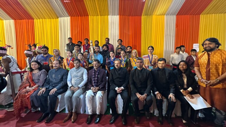 ગુજરાતની વિકાસગાથા ફરી એકવાર રાષ્ટ્રીય મંચ પર ચમકી : ‘સ્વતંત્રતા કા મંત્રઃ વંદે માતરમ્’ થીમ આધારિત ટેબ્લોને સતત ચોથા વર્ષે ‘પોપ્યુલર ચોઈસ’ એવોર્ડ – ચાર વર્ષમાં કુલ ૫ રાષ્ટ્રીય પુરસ્કાર