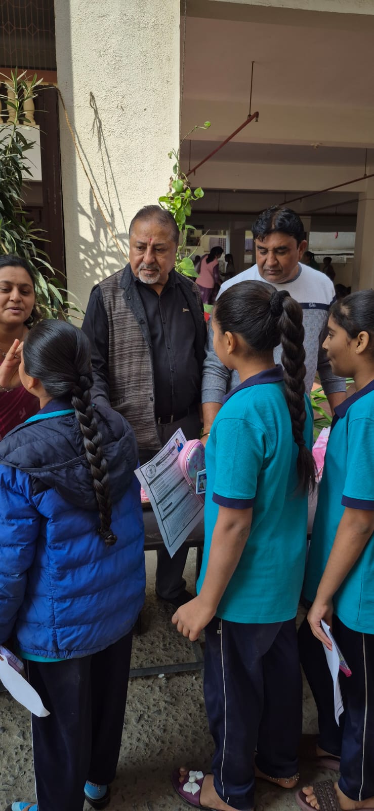 જામનગરમાં CET પરીક્ષા દરમ્યાન સરસ્વતી વિદ્યા મંદિર ખાતે વિદ્યાર્થીઓને તિલક કરી મીઠું મોઢું કરાવાયું