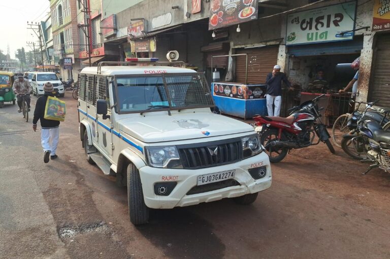 જામનગર-કાલાવડ નાકા બહાર બરોડા વિજિલન્સ ટીમની મોટી કાર્યવાહી : રાજકોટ પોલીસ કાફલા સાથે વીજ ચેકિંગમાં અનેક ગેરકાયદેસર વીજળીના કનેક્શન સામે કાર્યવાહી .