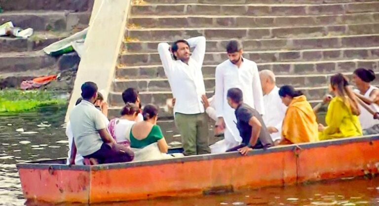 કર્હા–નીરા સંગમે અજિત પવારનાં અસ્થિ વિસર્જન: શોક, સ્મૃતિ અને વારસાની વચ્ચે બારામતી ફરી શરદ પવારના હાથમાં