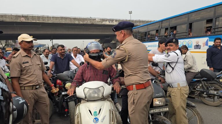 કડોદરા ચોકડી પર ખાખીનું માનવીય રૂપ: દંડ નહીં, સુરક્ષાનો સંદેશ – હેલ્મેટ સાથે જીવનની ભેટ
