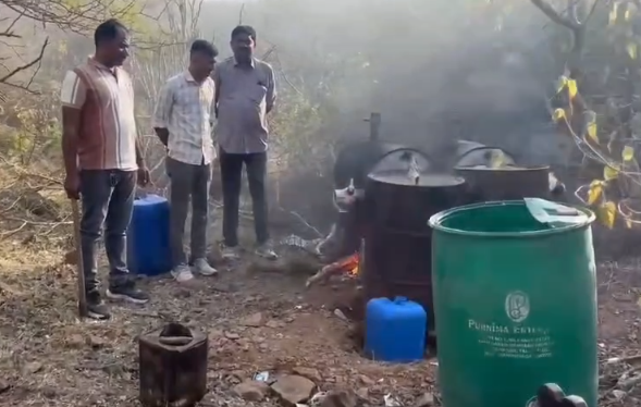 ભાણવડના ટીંબડી ગામની સીમમાં દેશીદારૂનો મોટો કારખાનો ઝડપાયો; 1400 લીટર આથો, 100 લીટર દેશીદારૂ અને સાધનો સાથે 56 હજારનો મુદામાલ જપ્ત, મુખ્ય આરોપી ફરાર