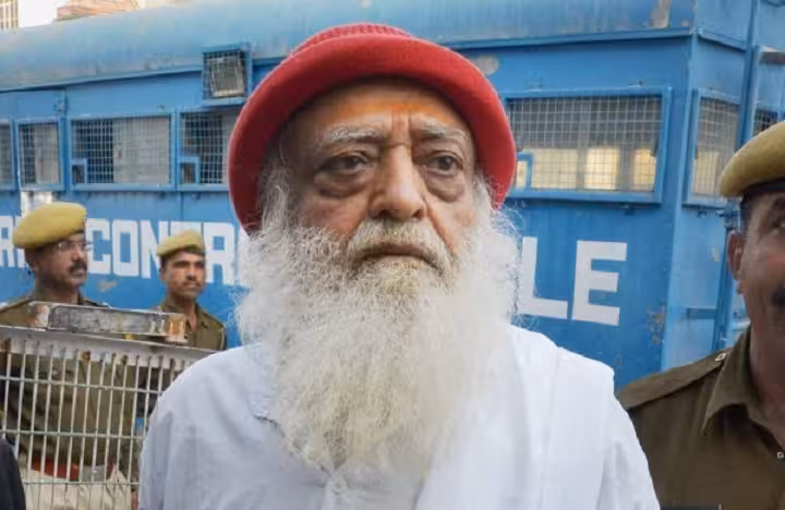 13 વર્ષ બાદ દોષિત આસારામ સુરતના આશ્રમમાં પરત, પરોલ દરમિયાન અનુયાયીઓની ભારે ભીડે ચકચાર જગાવી